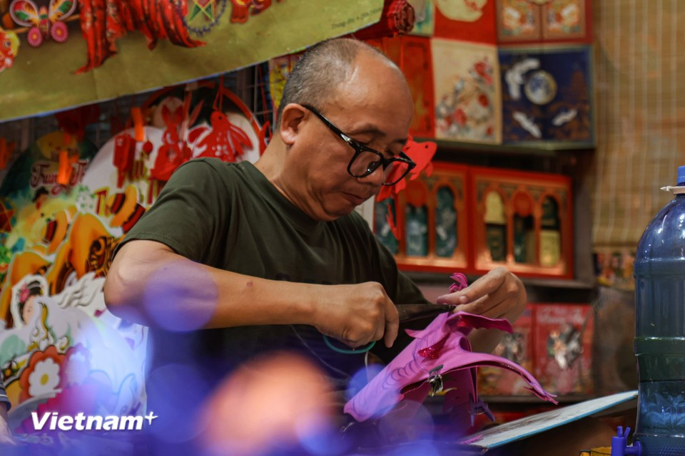 Many folk toys sold on the street not only hail from craft villages but are also created and made eby the sellers themselves. (Photo: VietnamPlus)