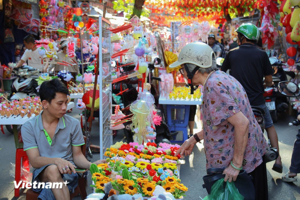 Handmade products with vibrant colours always grab the attention of buyers. (Photo: VietnamPlus)