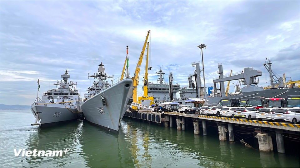 In the photo, from left to right: the anti-submarine corvette INS Kiltan, the guided-missile destroyer INS Delhi, and the fleet tanker INS Shakti. (Photo: VietnamPlus)