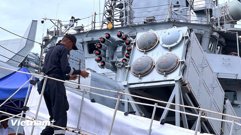 The missile system on the multi-role destroyer INS Delhi. (Photo: VietnamPlus)