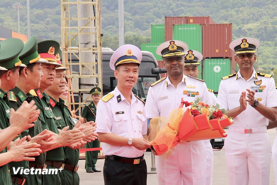 The Indian Navy fleet, led by Rear Admiral Susheel Menon, Commander of the Eastern Fleet, is welcomed at Tien Sa Port. A representative from the Vietnam People's Navy's Region 3 Command presents flowers to welcome the delegation. (Photo: VietnamPlus)