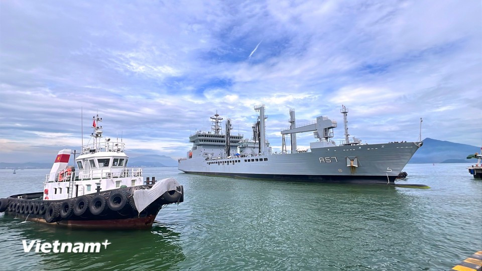 The fleet tanker INS Shakti being guided into Tien Sa Port. Shakti is part of the Indian Navy’s Eastern Fleet and one of the three ships making this friendship visit to Da Nang. (Photo: VietnamPlus)