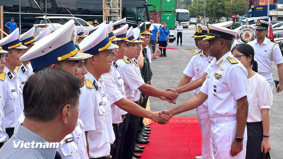 Members of the Indian Navy shake hands with representatives of Da Nang city at the official welcome ceremony. (Photo: VietnamPlus)