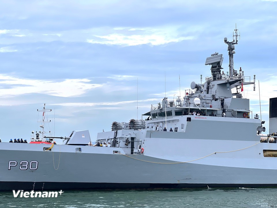 INS Kiltan measures 109 metres in length, with a displacement of 3,500 tonnes and a maximum speed of 25 knots. Its main armament includes a 76mm naval gun, air defence guns, torpedo tubes, rocket launchers, and a helicopter deck. (Photo: VietnamPlus)