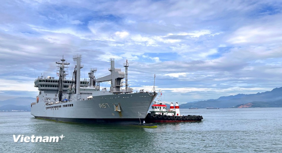 INS Shakti is a large support ship, measuring 175 metres in length, capable of carrying more than 15,000 tonnes of fuel and supplies. The ship is equipped with a modern replenishment system, defensive artillery, and advanced surveillance systems. (Photo: VietnamPlus)