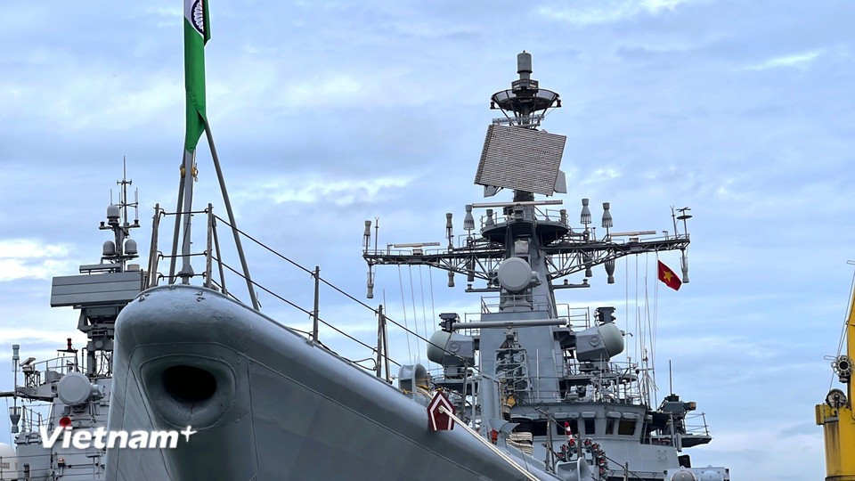 INS Delhi is a multi-role destroyer of the Delhi class, designed and built by India. It is 163 metres long, with a displacement of approximately 6,700 tonnes and a maximum speed of 30 knots. (Photo: VietnamPlus)