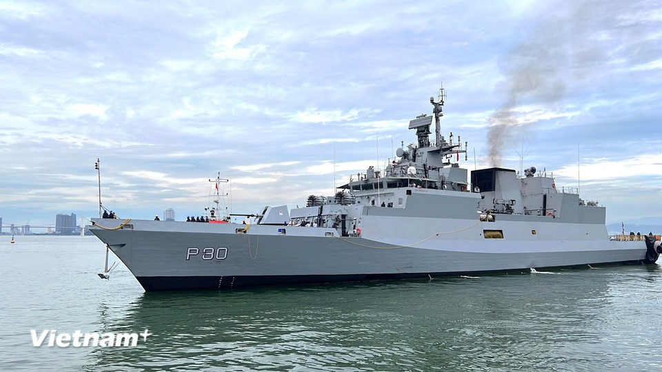 The anti-submarine corvette INS Kiltan being guided into Tien Sa Port. (Photo: VietnamPlus)