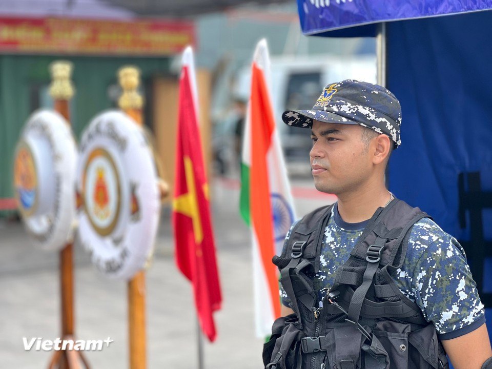 INS Delhi sailors perform readiness duties at the ship’s embarkation area. (Photo: VietnamPlus)