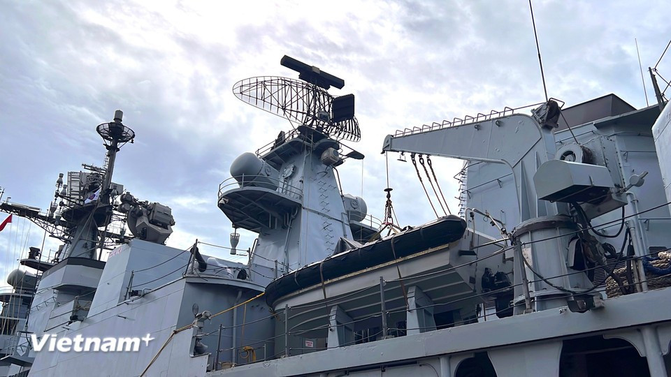 INS Delhi is equipped with a 100mm naval gun, surface-to-air missiles, anti-submarine torpedoes, and supersonic cruise missiles. It has the capability to carry anti-submarine helicopters. (Photo: VietnamPlus)
