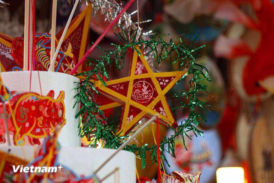 According to many shop owners, about 90% of the items on Hang Ma this year are handmade toys. Unlike in the past when foreign goods were popular, consumers now prefer traditional values. (Photo: VietnamPlus)