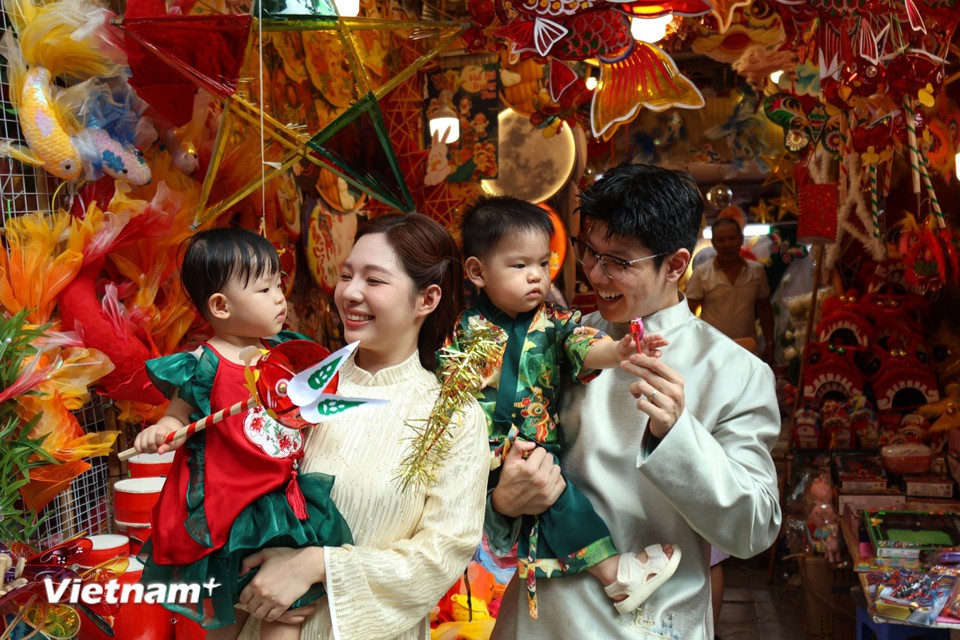 Many families bring their children to the street on weekends to enjoy the Mid-Autumn Festival atmosphere and shop for festive items. (Photo: VietnamPlus)