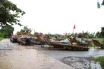Fishermen in Nghe An province's Hai Chau commune haul over 400 fishing boats to safe areas. (Photo: VNA)
