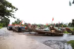Fishermen in Nghe An province's Hai Chau commune haul over 400 fishing boats to safe areas. (Photo: VNA)