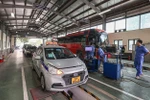 Cars undergoing emission tests at a vehicle registration centre. (Photo: baoxaydung.com.vn) 