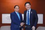 Prime Minister Pham Minh Chinh (L) and his Singaporean counterpart Lawrence Wong in Tianjin on June 25 (Photo: VNA)