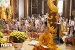 Vietnamese Buddhists and expatriates at Phat Tich Pagoda in Vientiane (Photo: VNA)