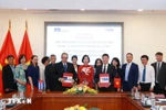 Alejandro Gomez Vega, Vice President of Cuba's Prensa Latina news agency and Editor-in-Chief of Vietnam Pictorial Nguyen Thang sign a cooperation agreement on printing and distributing the Spanish-language edition of Vietnam Pictorial on September 25, 2023. (Photo: VNA) 