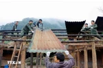 Police officers and soldiers of Lai Chau province join hands with local residents to eliminate temporary and dilapidated houses in the locality. (Photo: VNA)