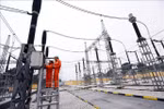 Workers check equipment at the 220 kV Xuan Mai substation. (Photo: VNA/VNS)