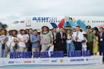 Russian tourists pose for photos with representatives from Khanh Hoa province (Photo: VNA)