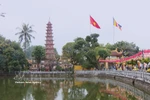 Tran Quoc pagoda in Hanoi draws crowds in early spring