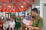 A police officer of Dong Da ward, Hanoi, gives guidance to citizens who come to receive the National Day gifts. (Photo: VNA)