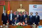 Chairman of the Ba Ria - Vung Tau Provincial People's Committee Nguyen Van Tho and Glen Hilton, CEO of DP World Asia-Pacific, sign a Memorandum of Understanding. (Photo: VNA)