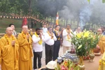 Sri Lankan President Anura Kumara Dissanayaka (third from left) and his delegation offer incense at the Sacred Bodhi Tree Garden at Bai Dinh Pagoda on May 4. (Photo: VNA)