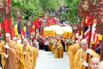 Thousands of people and Buddhists attend the procession of Sakyamuni Buddha's relics to Tam Chuc Pagoda. (Photo: VNA)