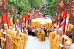 Thousands of people and Buddhists attend the procession of Sakyamuni Buddha's relics to Tam Chuc Pagoda. (Photo: VNA)