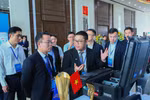 Delegates explore the exhibition space showcasing AI technological achievements. (Photo: VNA)