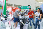 The booth area in the "Vietnam National Brand" space attracts strong interest from both locals and visitors. (Photo: VNA)