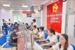 Civil servants and citizens carry out administrative procedures at the public administrative service centre of Tien Dien commune, Ha Tinh province. (Photo: VNA)