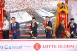 Chairman of the Dong Nai provincial People's Committee Vo Tan Duc and delegates perform the sand-shoveling ceremony to break ground on the project. (Source: Dong Nai Newspaper)
