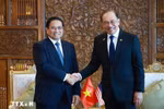Vietnamese PM Pham Minh Chinh (left) and Malaysian PM Anwar Ibrahim at their talks in Kuala Lumpur on May 25. (Photo: VNA)