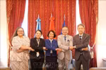 Vietnamese Ambassador Ngo Minh Nguyet (middle) poses for a photo with delegates at the event. (Photo: VNA)