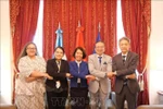 Vietnamese Ambassador Ngo Minh Nguyet (middle) poses for a photo with delegates at the event. (Photo: VNA)