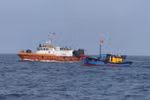 Law enforcement forces patrol and inspect fishing vessels at sea. (Illustrative photo: VNA)