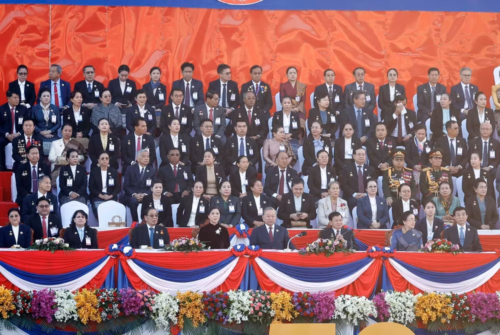 vna-potal-tong-bi-thu-to-lam-va-phu-nhan-du-le-ky-niem-50-nam-quoc-khanh-lao-8444998.jpg