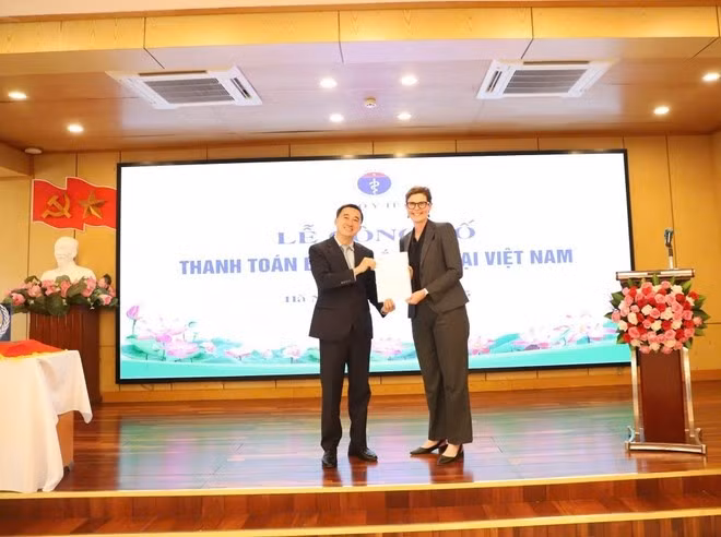 03-trao-chung-nhan.jpg