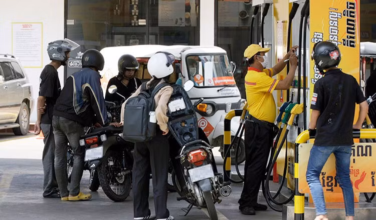 A motorcyclist refuels at a station in Phnom Penh (Photo: khmertimeskh.com)