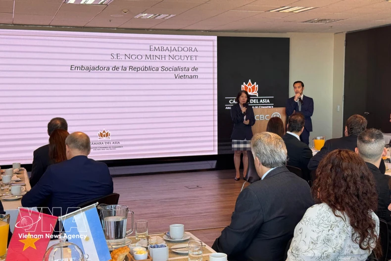 Vietnamese Ambassador to Argentina Ngo Minh Nguyet speaks at the event. (Photo: VNA)