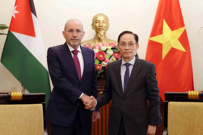 Minister of Foreign Affairs Le Hoai Trung (R) welcomes Jordanian Deputy Prime Minister and Minister of Foreign Affairs and Expatriates Ayman Al Safadi. (Photo: VNA)