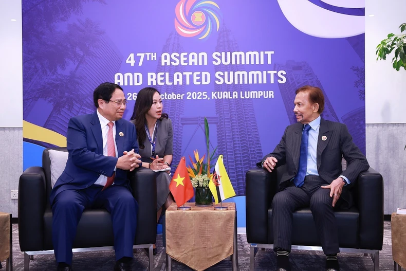 Prime Minister Pham Minh Chinh (L) meets with Brunei’s Sultan Haji Hassanal Bolkiah in Kuala Lumpur on October 28. (Photo: VNA)