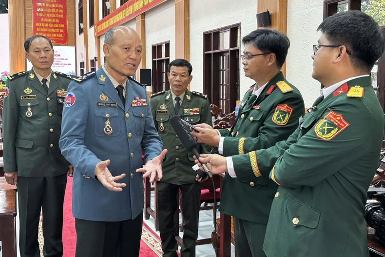 General Sao Sokha, Commander of the Gendarmerie and Deputy Commander-in-Chief of the Royal Cambodian Armed Forces, talks to the Vietnamese media. (Photo: VNA)