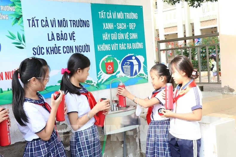 Students at Vinh Long's Kim Dong Primary School gain access to clean water (Photo: VNA)