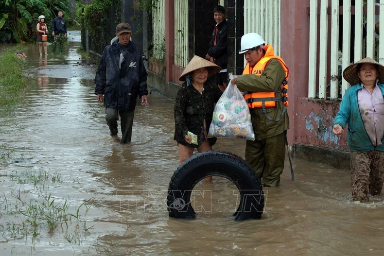 Residents in Dak Lak province receive relief aid. (Photo: VNA)