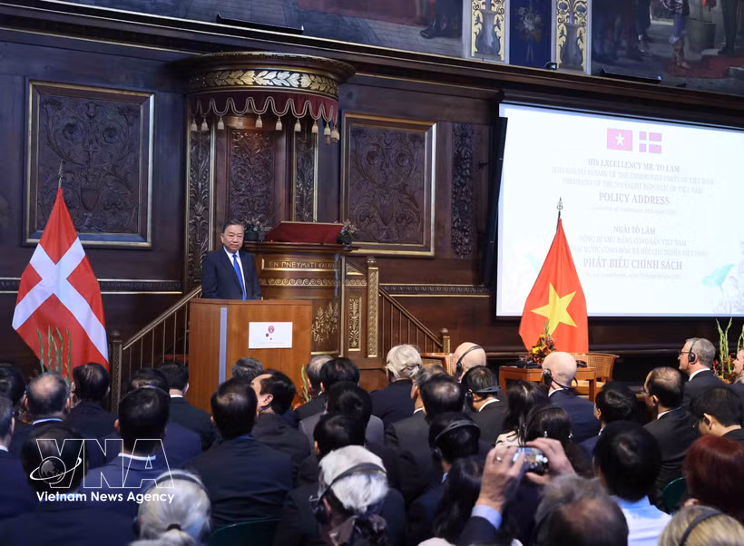 General Secretary of the Communist Party of Vietnam Central Committee and President To Lam delivers a policy speech at the University of Copenhagen on October 19 afternoon (local time) as part of his state visit to Denmark (Photo: VNA)