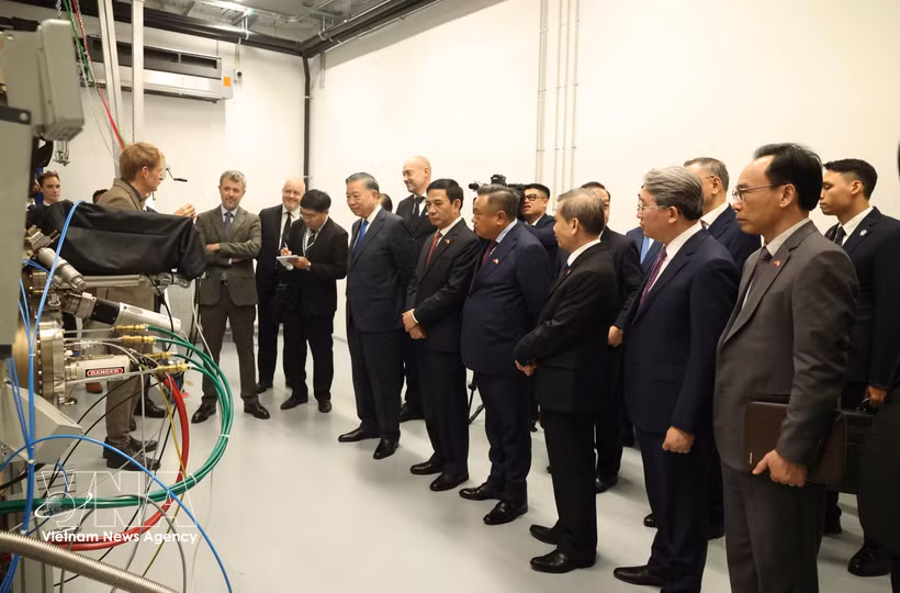 General Secretary of the Communist Party of Vietnam Central Committee and President To Lam (sixth from right, front row) visits the Niels Bohr Institute at the University of Copenhagen on October 19 afternoon (local time). (Photo: VNA)