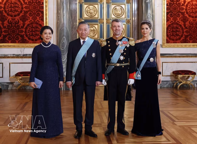 General Secretary of the Communist Party of Vietnam Central Committee and President To Lam and his spouse, Ngo Phuong Ly, pose for a group photo with Danish King Frederik X and Queen Mary. (Photo: VNA)